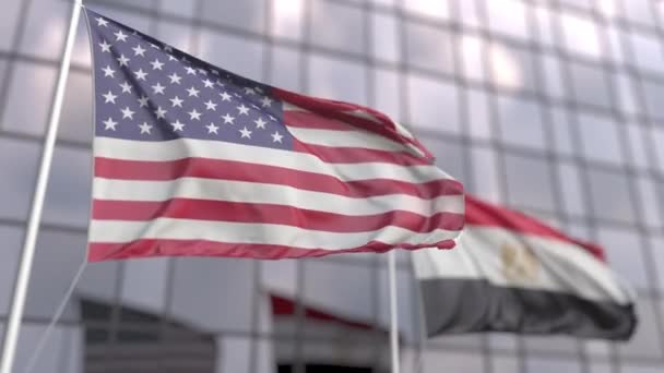 Ondeando banderas de los EE.UU. y Egipto frente a una moderna fachada de rascacielos — Vídeo de stock