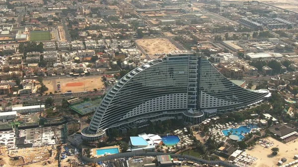 DUBAI, Émirats arabes unis - 2 JANVIER 2020. Vue aérienne du Jumeirah Beach Hotel en bord de mer — Photo