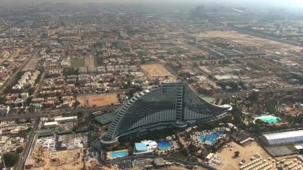 DUBAI, EMIRADOS ARAB UNIDOS - JANEIRO 2, 2020. Vista aérea do Jumeirah Beach Hotel à beira-mar — Vídeo de Stock