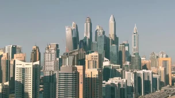 DUBAI, EMIRATS ARABES UNIS - 26 DÉCEMBRE 2019. Vue aérienne des gratte-ciel de Dubai Marina — Video