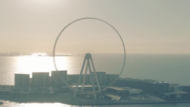 Dubaj, Zjednoczone Emiraty Arabskie - 26 grudnia 2019. Widok z lotu ptaka Ain Dubai Ferris koło w budowie na Bluewaters Island — Wideo stockowe