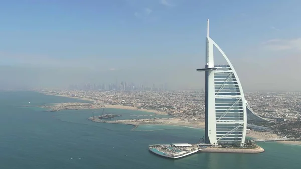 DUBAI, EMIRADOS ARAB UNIDOS - JANEIRO 2, 2020. Vista aérea do Burj Al Arab e da costa da cidade — Fotografia de Stock