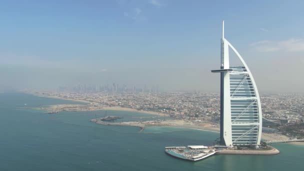Dubaj, Spojené arabské emiráty - 2. ledna2020. Letecký pohled na Burj Al Arab a městské pobřeží — Stock video