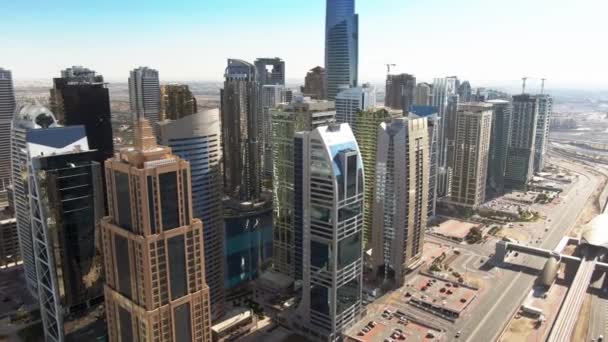 DUBAI, EMIRATOS ÁRABES UNIDOS - 26 DE DICIEMBRE DE 2019. Vista aérea de rascacielos modernos en la zona de Dubai Marina — Vídeo de stock