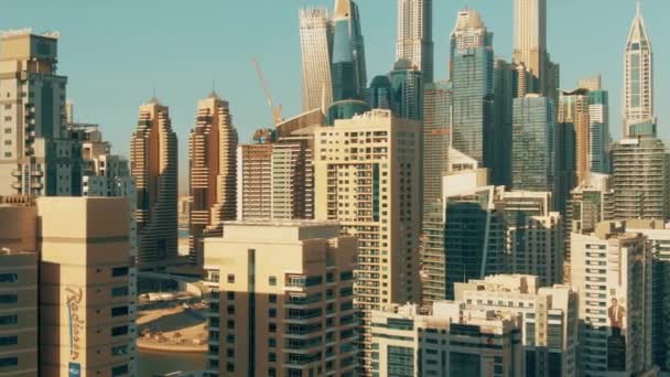 Dubai, Verenigde Arabische Emiraten - 26 december 2019. Luchtfoto van Dubai Marina wolkenkrabbers — Stockvideo