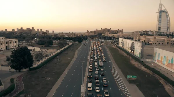Dubai, Birleşik Arap Emirlikleri - 25 Aralık 2019. Arabistan Tatil Köyü Madinat Jumeirah yakınlarında sıkışık trafiğin hava görüntüsü. — Stok fotoğraf