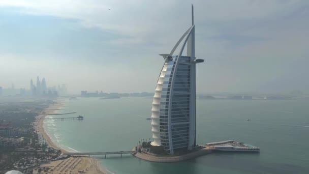 DUBAI, EMIRATOS ÁRABES UNIDOS - ENERO 2, 2020. Foto aérea del hotel Burj Al Arab y los lejanos rascacielos de Dubai Marina — Vídeos de Stock