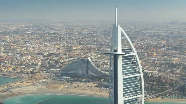 DUBAI, EMIRADOS ARAB UNIDOS - JANEIRO 2, 2020. Fotografia aérea dos hotéis à beira-mar Burj Al Arab e Jumeirah Beach Hotel — Fotografia de Stock