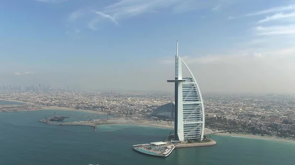 DUBAI, EMIRADOS ARAB UNIDOS - JANEIRO 2, 2020. Vista aérea do famoso hotel Burj Al Arab e do distante arranha-céu Burj Khalifa — Fotografia de Stock