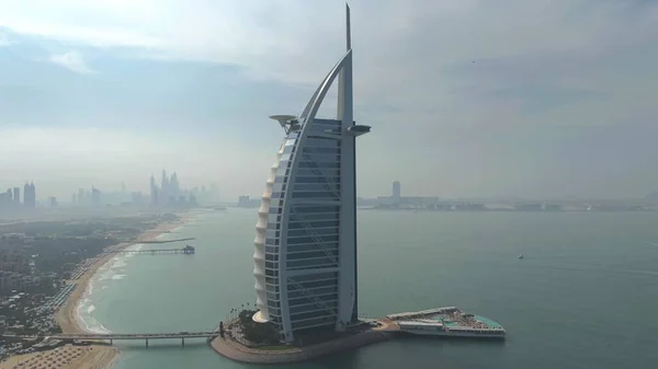 Dubai, Egyesült Arab Emírségek - 2020. január 2. Légi kilátás a Burj Al Arab luxus szálloda és a távoli Dubai Marina felhőkarcolók — Stock Fotó