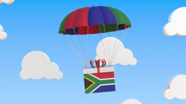 Karton mit südafrikanischer Flagge stürzt mit Fallschirm ab. Schlupflöcher konzeptionelle 3D-Animation — Stockvideo