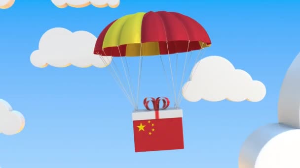 Boîte avec drapeau national de la Chine tombe avec un parachute. Animation 3D conceptuelle bouclable — Video