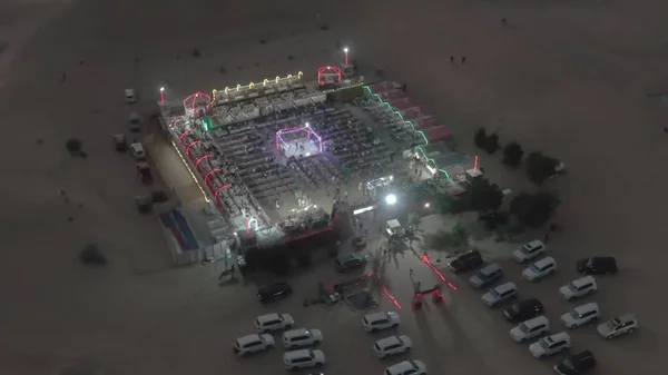 Vista aérea de um acampamento do deserto se preparando para um show à noite, Emirados Árabes Unidos — Fotografia de Stock