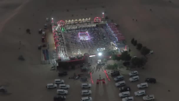 Вид с воздуха на лагерь пустыни, готовящийся к шоу вечером, ОАЭ — стоковое видео