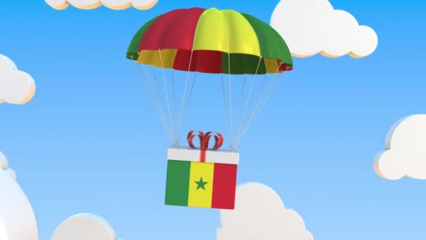 Box with national flag of Senegal falls with a parachute. Loopable conceptual 3D animation — Stock Video