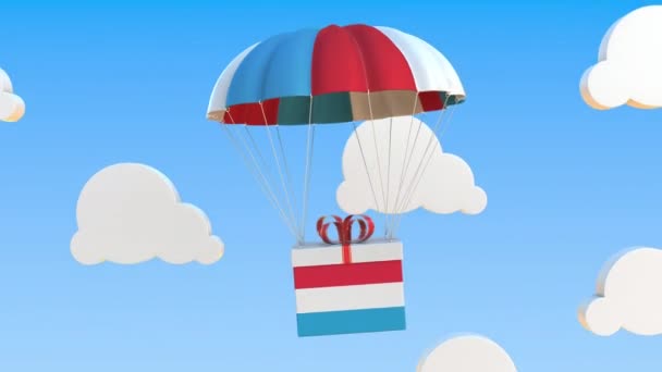 Kartonnen doos met vlag van Luxemburg valt met een parachute. Loopbare conceptuele 3D-animatie — Stockvideo