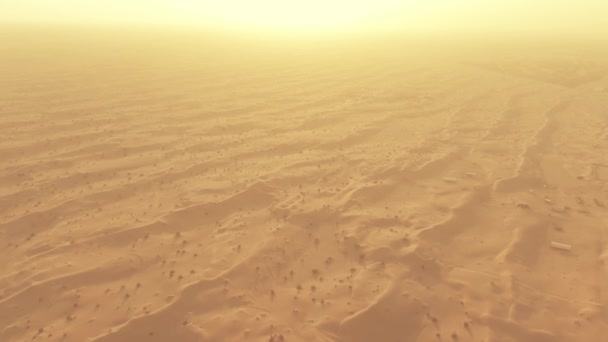 Вид с воздуха на песчаные дюны в жаркой пустыне Объединенных Арабских Эмиратов — стоковое видео