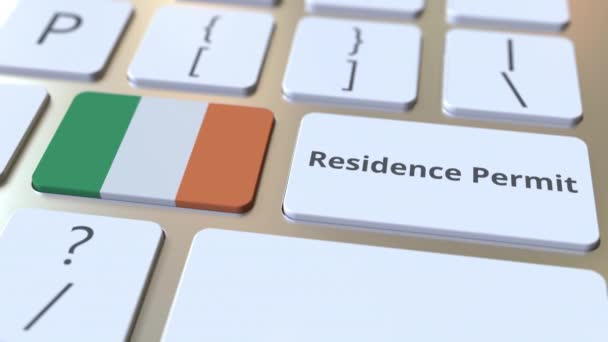 Tartózkodási engedély szövege és zászlója az Ír Köztársaság a gombok a számítógép billentyűzetén. Bevándorlással kapcsolatos koncepció 3D animáció — Stock videók
