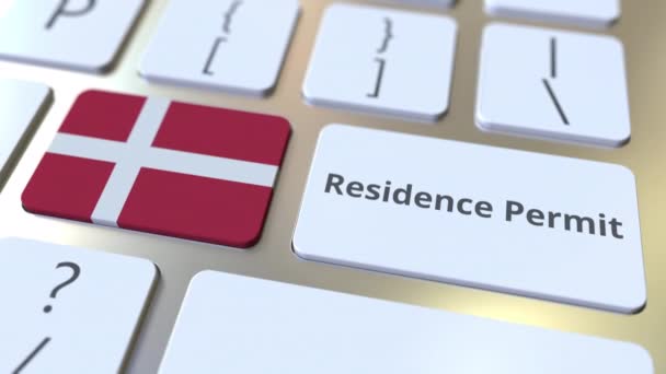 在计算机键盘上的按钮上有丹麦的居住许可文本和标志。 移民相关概念3D动画 — 图库视频影像