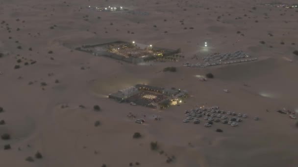 Aerial shot of recreational desert camps in the evening, Emiratos Árabes Unidos EAU — Vídeo de stock