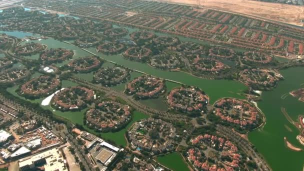 Pemandangan udara terhadap komunitas mewah Jumeirah Islands dan Jumeirah Park di Dubai, Uni Emirat Arab UEA — Stok Video