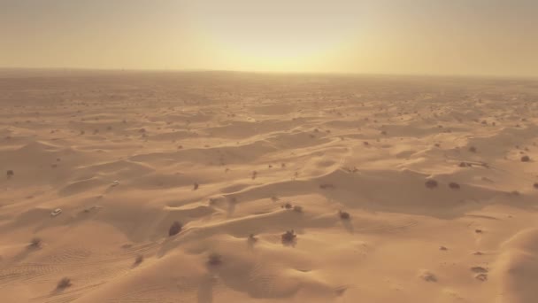 Luchtfoto van woestijn tour auto 's rijden op zandduinen in Uae — Stockvideo