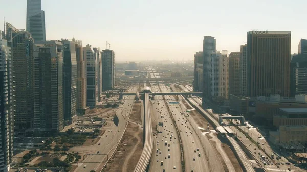 阿拉伯联合酋长国迪拜- 2019年12月26日。 位于谢赫扎耶德路的迪拜码头购物中心和摩天大楼的空中拍摄 — 图库照片