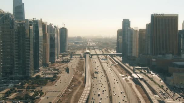 ドバイ、アラブ首長国連邦- 2019年12月26日。シェイク・ザイード・ロードと高層ビルのドバイ・マリーナ・モールの空中撮影 — ストック動画