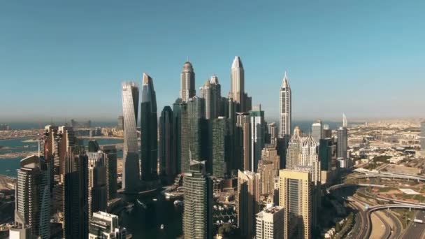 Dubai, Egyesült Arab Emírségek - 2019. december 26. Légi kilátás Dubai Marina felhőkarcolók, Palm Jumeirah sziget és a távoli Burj Al Arab szálloda — Stock videók
