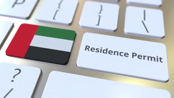 Residencia Permitir texto y bandera de los Emiratos Árabes Unidos Emiratos Árabes Unidos en los botones del teclado del ordenador. Animación 3D conceptual relacionada con la inmigración — Vídeo de stock