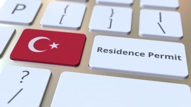 Verblijfsvergunning tekst en vlag van Turkije op de knoppen op het toetsenbord van de computer. Immigratie gerelateerde conceptuele 3D-animatie — Stockvideo
