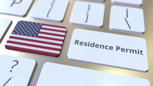 Autorização de residência de texto e bandeira dos EUA nos botões do teclado do computador. Animação 3D conceitual relacionada à imigração — Vídeo de Stock