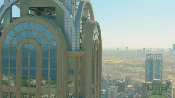 DUBAI, EMIRADOS ARAB UNIDOS - 26 DE DEZEMBRO DE 2019. Fotografia aérea da Torre Central de Negócios refletindo a paisagem urbana de Dubai — Fotografia de Stock