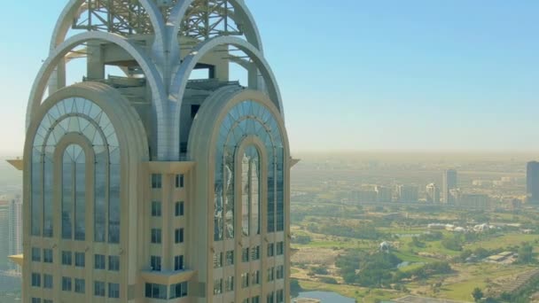 Dubaj, Zjednoczone Emiraty Arabskie - 26 grudnia 2019. Zdjęcie lotnicze Business Central Tower odzwierciedlające miejski krajobraz Dubaju — Wideo stockowe