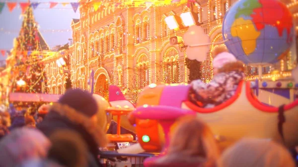 Adultes et enfants inconnus visitent le Nouvel An et le Bazar de Noël sur la Place Rouge à Moscou, Russie — Photo