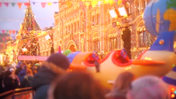 Adultos desconhecidos e crianças visitam o Ano Novo e o Bazar de Natal na Praça Vermelha em Moscou, Rússia — Vídeo de Stock