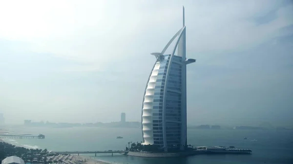 Dubaj, Zjednoczone Emiraty Arabskie - 2 stycznia 2020 r. Widok z lotu ptaka na hotel Burj Al Arab — Zdjęcie stockowe