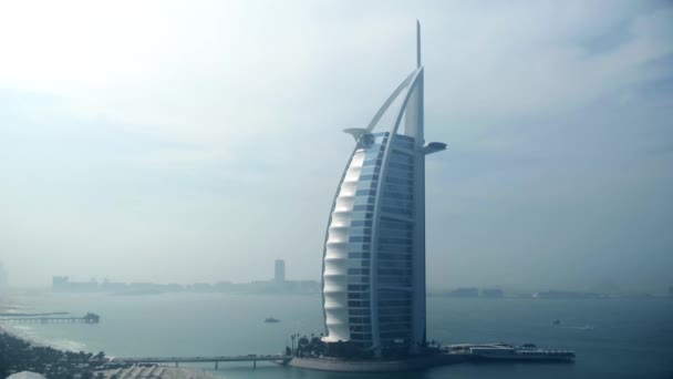 Dubaj, Zjednoczone Emiraty Arabskie - 2 stycznia 2020 r. Widok z lotu ptaka na hotel Burj Al Arab — Wideo stockowe