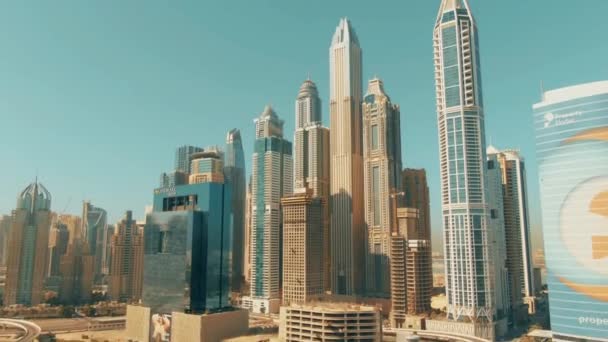 DUBAI, EMIRATS ARABES UNIS - 26 DÉCEMBRE 2019. Vue aérienne des gratte-ciel de Dubai Marina — Video