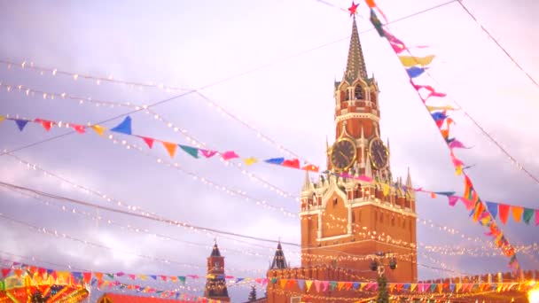 Famosa torre Spasskaya del Kremlin de Moscú detrás de la decoración de Año Nuevo y Navidad en la Plaza Roja. Moscú, Rusia — Vídeos de Stock