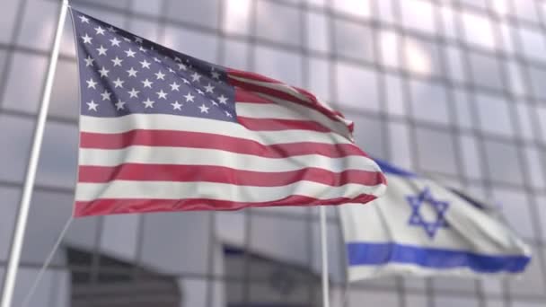 Mávání vlajkami USA a Izraele před moderní fasádou mrakodrapu — Stock video