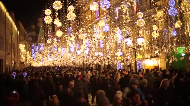 MOSCÚ, RUSIA - 3 DE ENERO DE 2020. Calle Nikolskaya abarrotada en el centro de la ciudad decorada para Año Nuevo y Navidad — Vídeo de stock