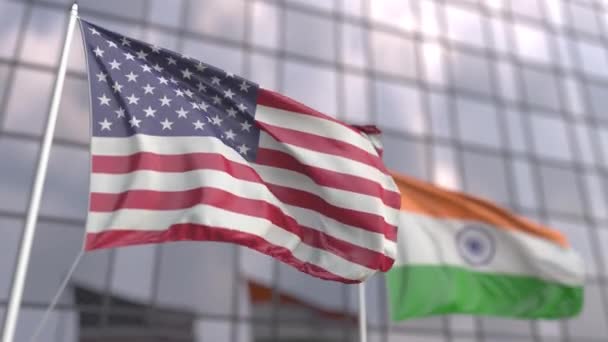 Drapeaux des États-Unis et de l'Inde devant une façade moderne de gratte-ciel — Video