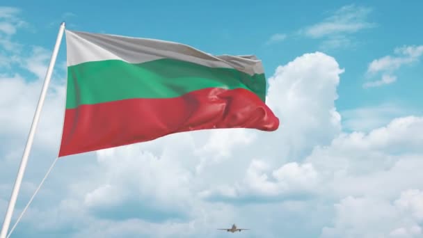 Avión comercial aterrizando detrás de la bandera búlgara. Turismo en Bulgaria — Vídeo de stock