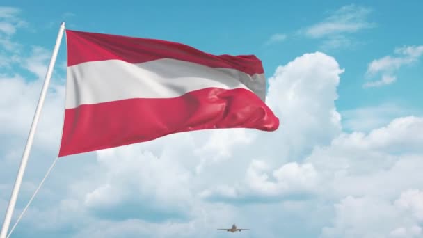 Aereo commerciale che atterra dietro la bandiera austriaca. Turismo in Austria — Video Stock