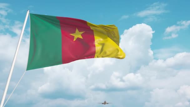 Commercial airplane landing behind the Cameroonian flag. Tourism in Cameroon — Stock Video