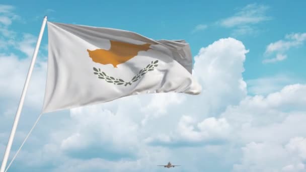 Airliner approaches the Cypriot national flag. Tourism in Cyprus — Stok video