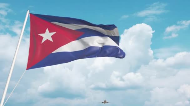 O avião aproxima-se da bandeira nacional cubana. Turismo em Cuba — Vídeo de Stock