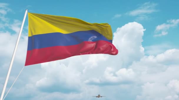 Avião comercial pousando atrás da bandeira nacional colombiana. Turismo na Colômbia — Vídeo de Stock