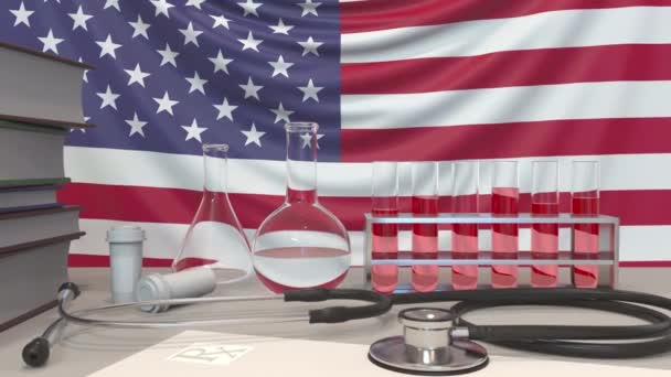 Klinik laboratorieutrustning på amerikansk flagga bakgrund. Hälso- och sjukvård och medicinsk forskning i USA relaterade konceptuell animation — Stockvideo